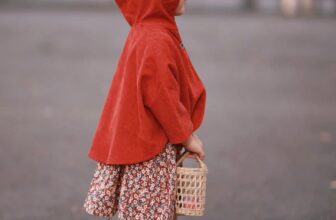 [???] Yi Closet Bán nét hồn nhiên, tặng kèm trang phục ?‍?❤️️?⭐️ Hot! Hòn! Họt!
Áo choàng màu mới đã về đến shop.
Cô bé quàng khăn đỏ phiên bản ngoài đời thực đây rồi
Sản phẩm có size cho bé cao từ 80-120cm gồm 3 màu: , shares-2✔️ , likes-10❤️️ , date-2024-11-24 02:12:47????????