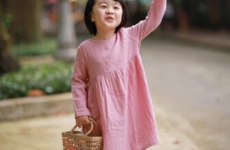 [???] Yi Closet Bán nét hồn nhiên, tặng kèm trang phục ?‍?❤️️?⭐️ Cánh hoa đào bé xinh của mẹ đây rồi
Mẫu đầm xô muslin quá là phù hợp cho thời tiết vào mùa mát lành.
Sản phẩm phù hợp cho bé 10-25kg. Có 3 màu cho bé lự , shares-1✔️ , likes-16❤️️ , date-2024-11-28 23:30:37????????