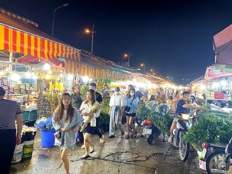 Chợ hoa đêm ở Hà Nội ngày tết nổi tiếng. Chợ hoa đêm Quảng Bá