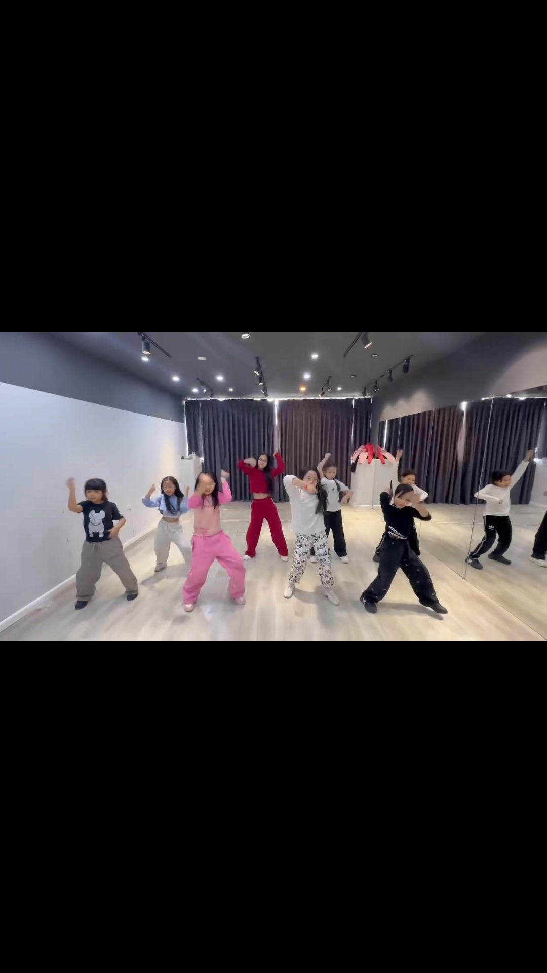 [🆕🇻🇳]  LabeRy.-Korean kids brands – đồ trẻ em Hàn Quốc 🧑‍🧒❤️️👶⭐️ SALE ĐẬM SÂUGIÁ RẺ CHƯA TỪNG CÓĐồ bộ cao cấp sale đồng giá chỉ #190k 1 bộSize trên ảnh ạ￼Hàng sale nên chuyển khoản trước giúp e, e không nhận đổi t , shares-0✔️ , likes-3❤️️ , date-2024-12-27 16:39:58🇻🇳🇻🇳🇻🇳📰🆕