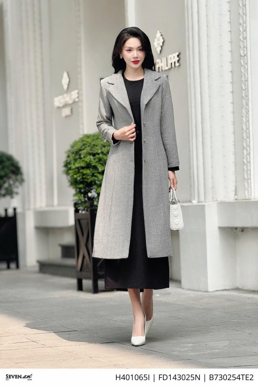 [🛒🇻🇳]Áo khoác măng tô dáng dài dạ xương cá ghi thời trang nữ Seven.AM H401065I – Seven.AM , SKU – – sevenam.vn 🇻🇳🛒Top1Shop🛒 🇻🇳Top1Vietnam🇻🇳 🛍🛒🇻🇳