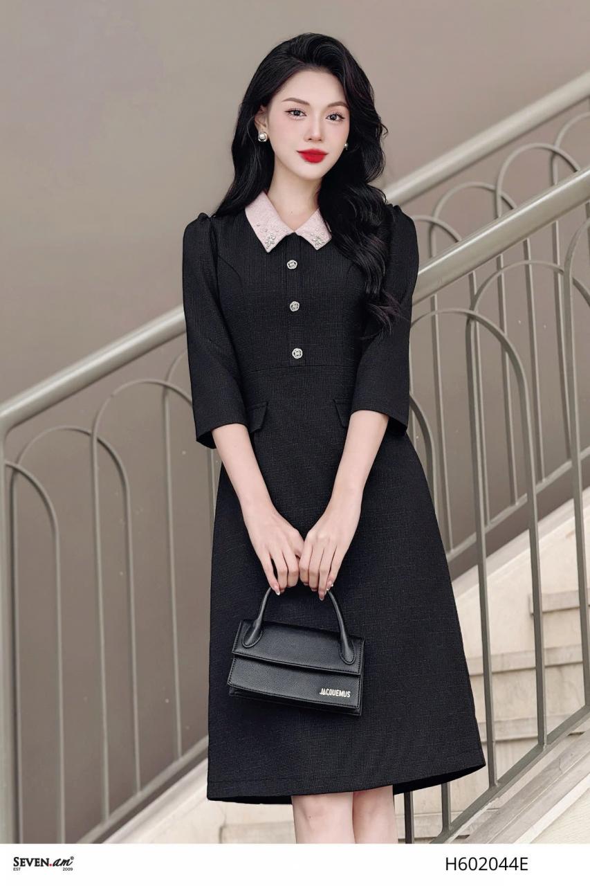 [🛒🇻🇳]Đầm A cổ hồng chất liệu tweed ánh màu đen thời trang nữ Seven.AM H602044E – Seven.AM , SKU – – sevenam.vn 🇻🇳🛒Top1Shop🛒 🇻🇳Top1Vietnam🇻🇳 🛍🛒🇻🇳