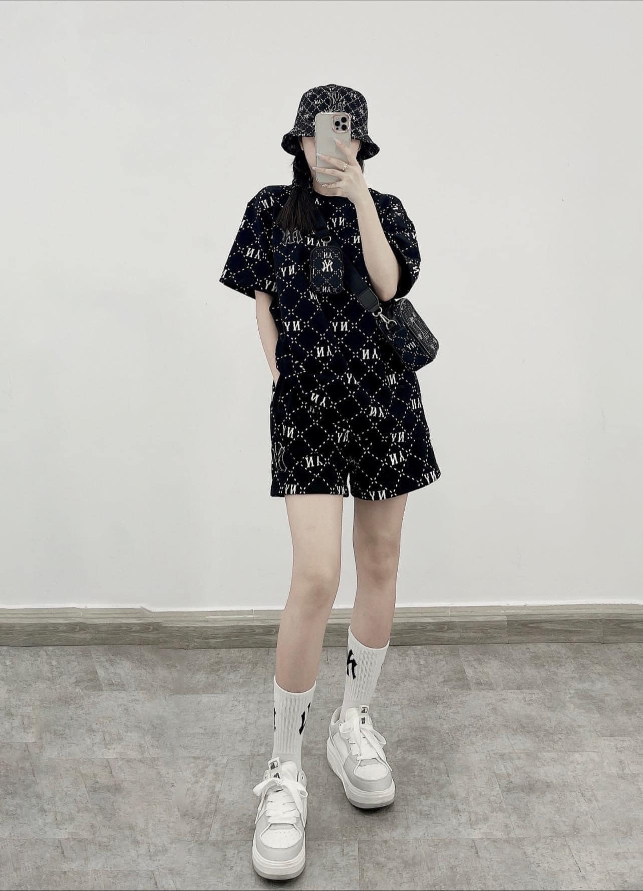 [🆕🇻🇳] Thời Trang MLB – Chuyên cung cấp các sản phẩm thời trang MLB cao cấp 🧑‍🧒❤️️👶⭐️  SET MLB NY ĐEN SIÊU PHẨM NĂM 2024
– Set nhà em thì mọi người không cần phải lăn tăn về form dáng vì rất dễ mặc, có thể mặc đi thể dục hay dạo phố đều có  , shares-0✔️ , likes-12❤️️ , date-2024-03-25 20:37:32🇻🇳🇻🇳🇻🇳📰🆕