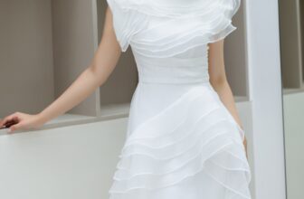 [???] Cao by ChauDang  ? Top1Fashion ?  “Đừng theo đuổi các xu hướng. Đừng để thời trang chiếm lấy bạn, mà hãy tự quyết định bạn là ai, bạn muốn thể hiện điều gì thông qua cách ăn mặc và cách sốn , shares-1✔️ , likes-200❤️️ , date-2024-04-22 03:31:33????????