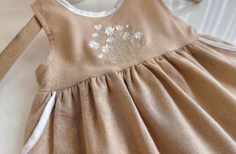 [🆕🇻🇳] Nhà Em Bé – Của hàng quần áo trẻ em 🧑‍🧒❤️️👶⭐️ VÁY LINEN THÊU HOAThiết kế nơ tai thỏ lạ mắt độc đáo. Màu be nhẹ nhàng tôn da điểm xuyến họa tiết thêu khóm hoa cúc Marguerite dịu dàng mà lãng mạn như  , shares-0✔️ , likes-2❤️️ , date-2024-08-21 16:00:26🇻🇳🇻🇳🇻🇳📰🆕