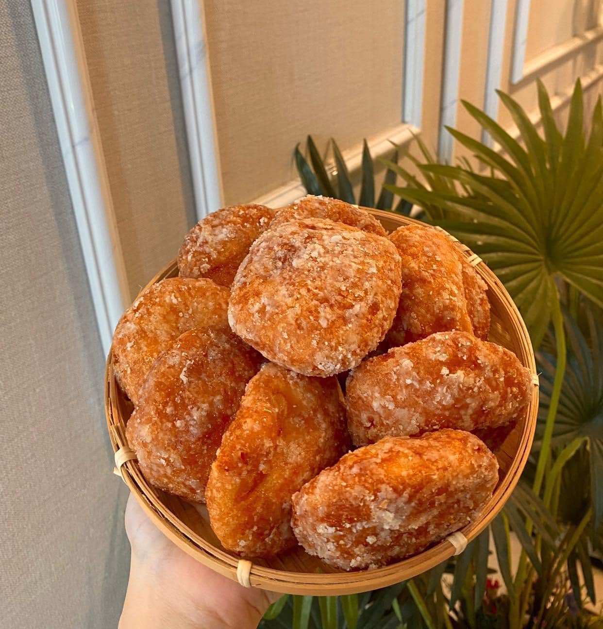 [🆕🇻🇳] Bánh Rán Đường 🍔 Top1Food  🍜 BÁNH RÁN ĐƯỜNG ( Bánh Cam)  CHUẨN vị Hà Nội
Dẹt dẹt ,tròn tròn,bao quanh  bởi lớp đường trắng làm nên hương vị tuyệt vời hòan hảo của chiếc bánh. Bánh giòn , shares-3✔️ , likes-13❤️️ , date-2024-08-24 01:28:07🇻🇳🇻🇳🇻🇳📰🆕