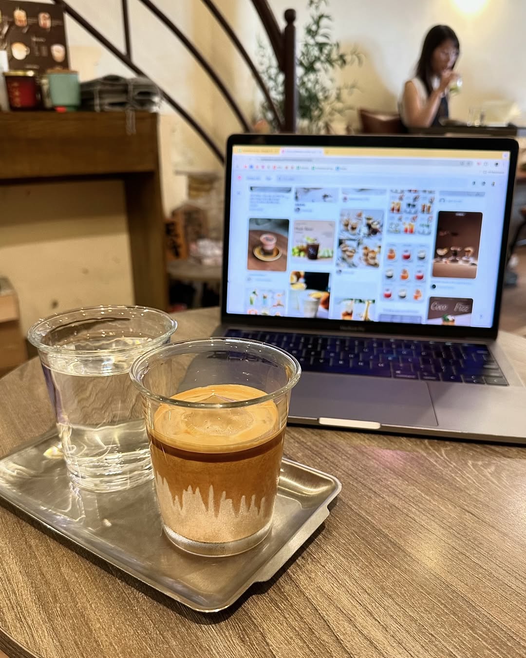 [☕️🇻🇳] Dear November Coffee 🥤 Top1Coffee ☕️ Nay tui chọn cafe latte đá  
 Để dành cuối tuần này chắc chắn là cafe latte nóng  
 ———————————————
 Dear November Coffee
 :
 Cơ , shares-0✔️ , likes-3❤️️ , date-2024-09-05 17:29:47🇻🇳🇻🇳🇻🇳📰🆕