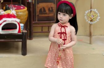 [???]  Cam Kids ?‍?❤️️?⭐️ Áo dài xẻ tà đính nơ Design by MẹCam
Chất liệu : Lụa
Bảng size : 80-140
– 80 : 8-10kg
– 90 : 10-12kg
– 100 : 13-15kg
– 110 : 16-18kg
– 120 : 19-20k , shares-0✔️ , likes-0❤️️ , date-2024-09-14 18:09:46????????