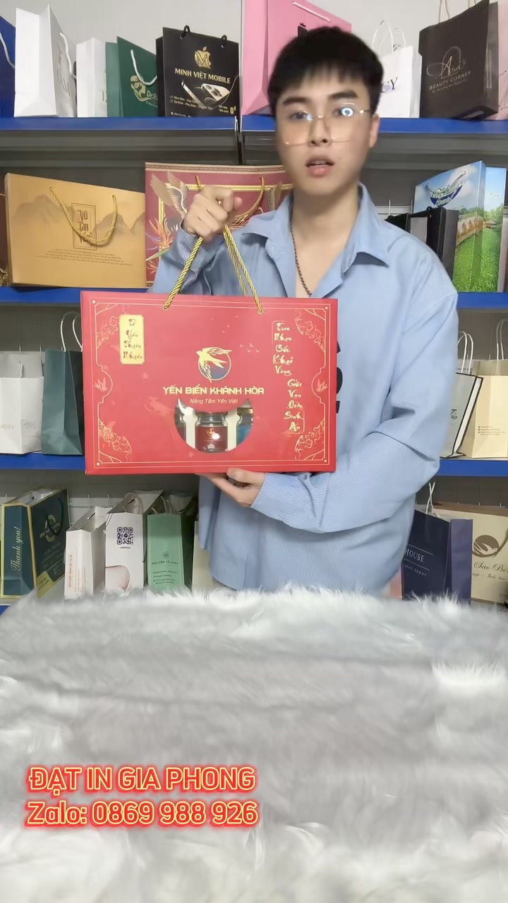 [🆕🇻🇳] In Túi Giấy, Túi Nilon, Tem nhãn Nhanh -giá rẻ  🎨 Top1Designs ✨  In hộp đựng hũ yến chưng sẵn cao cấp, nâng tầm thương hiệu.

 Ưu điểm:
– Mẫu hộp kích thước lớn để phù hợp làm quà biếu tặng.
– Đựng được 10, 8, 6 hũ để dễ , shares-0✔️ , likes-2❤️️ , date-2024-10-13 18:50:51🇻🇳🇻🇳🇻🇳📰🆕