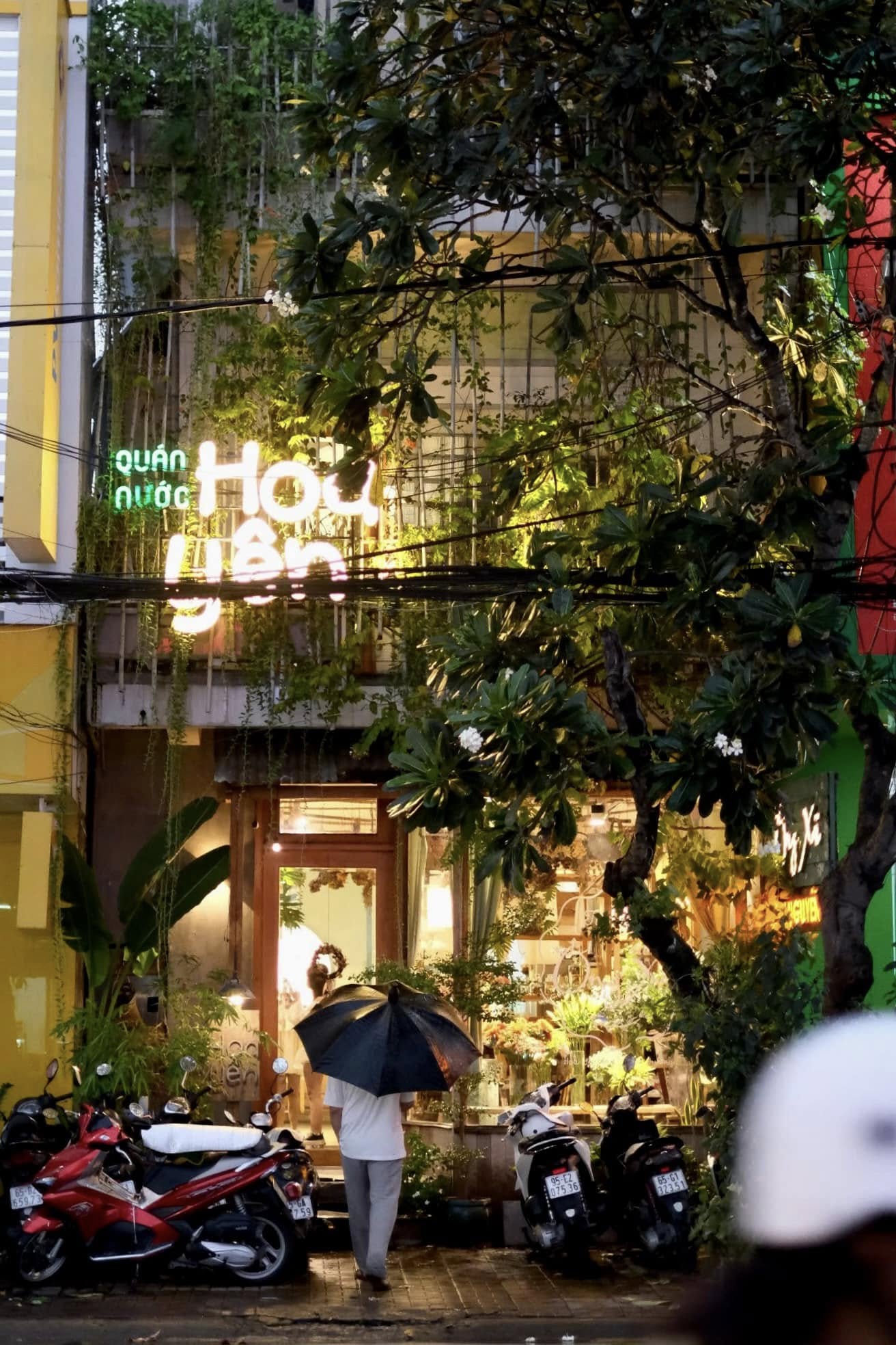 [☕️🇻🇳] 15.22 café – wine – live music 🥤 Top1Coffee ☕️ Chiều mấy hôm nay cứ mưa suốt, những ngày này chỉ cần có nơi để về, thấy người thân trong gia đình mình vẫn bình an là quá đổi h , shares-2✔️ , likes-31❤️️ , date-2024-10-17 00:47:14🇻🇳🇻🇳🇻🇳📰🆕