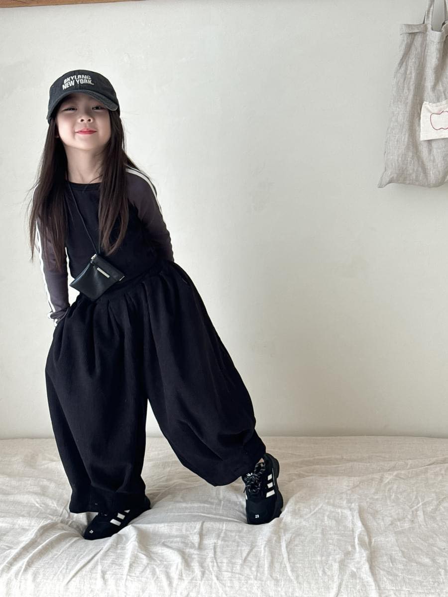 [🆕🇻🇳] NHI CHAN  (Kid Clothings) – Chuyên quần áo bé gái Quảng Châu cao cấp 🧑‍🧒❤️️👶⭐️  Váy nhiều quá rồi nay NHI CHAN về cho bé gái set đen năng động, thay đổi phong cách mới lạ cho bé
Hàng có sẵn 90 – 150
, shares-0✔️ , likes-3❤️️ , date-2024-10-25 02:39:16🇻🇳🇻🇳🇻🇳📰🆕