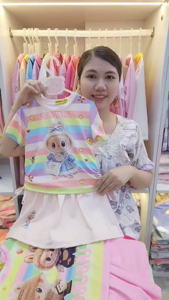 [🆕🇻🇳] ☘️Võ Hiền Kids – Chuyên Sỉ & Lẻ Đồ Bộ Trẻ em thun lạnh 3D Hàng loại 1 giá tại xưởng 🧑‍🧒❤️️👶⭐️ SET VÁY ÁO KẺ SỌC RÚT DÂY CỰC DỄ THƯƠNG
           Set Chân váy có lót quần bên trong ạ
                           Đủ size 12-42Kg
       BAO CHẤT ,BAO GIÁ , shares-10✔️ , likes-229❤️️ , date-2024-10-21 17:10:59🇻🇳🇻🇳🇻🇳📰🆕