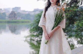 [🆕🇻🇳] Tủ Nhà Mây – Wear Easy. Feel Comfy. Be Happy 👕 Top1Fashion 👗  Cám ơn cô Mây Phương Anh đã diện Áo Dài Ngọc Dao rong chơi khắp những con phố nhỏ. Tà áo trắng nhẹ nhàng vừa đủ để cảm nhận làn gió se mát lành hoà cùng nắ , shares-18✔️ , likes-150❤️️ , date-2024-10-21 20:05:00🇻🇳🇻🇳🇻🇳📰🆕