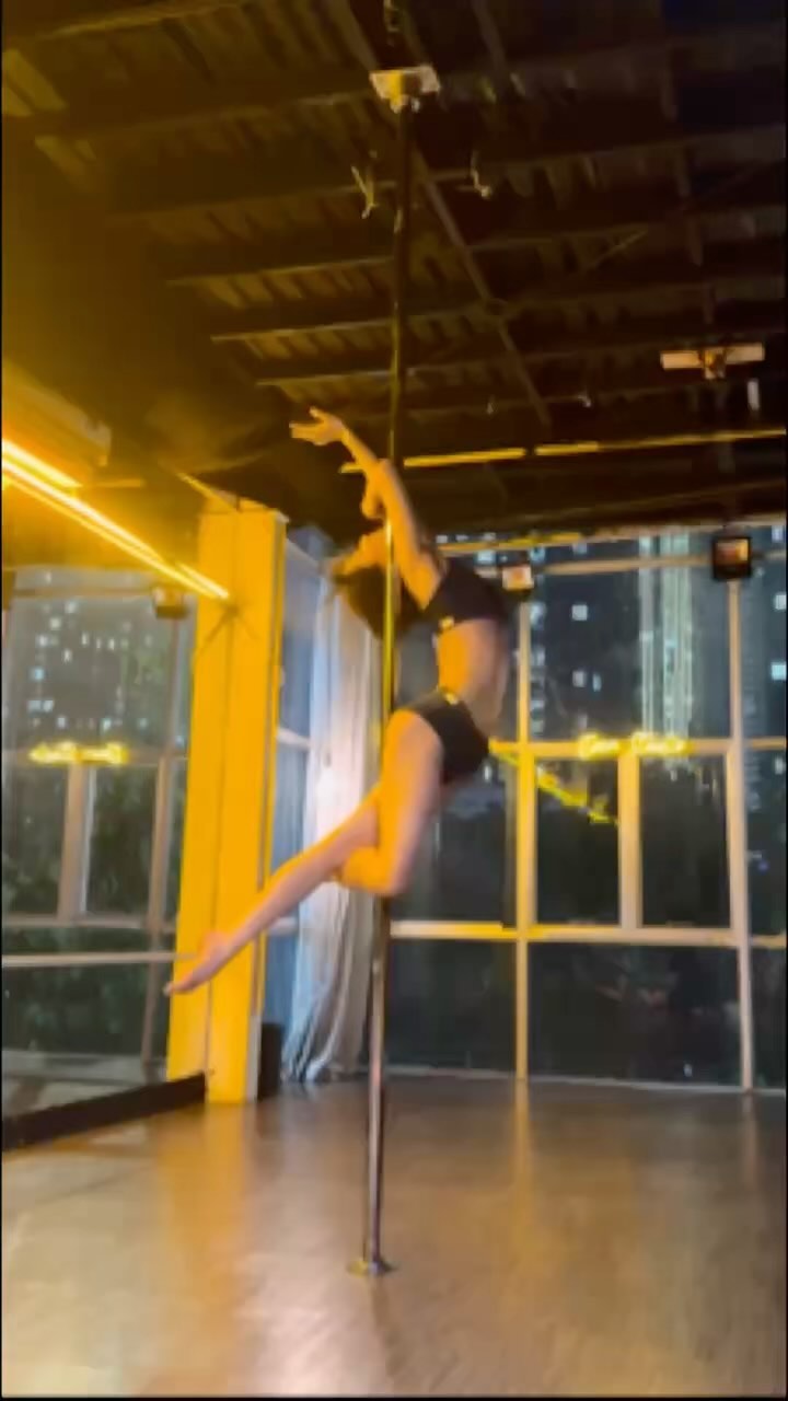 [???] Dan Poledance Studio ? Top1Yoga ??‍♀️ LỚP CỘT NÀNG THƠ – CÔ NGÂN
 Combo xinh đẹp của lớp cô Ngân, chỉ cần các bạn chăm chỉ luyện tập, trick mới / combo mới có huấn luyện viên nhà Dan lo ạ
 Khun , shares-0✔️ , likes-0❤️️ , date-2024-11-02 18:16:03????????