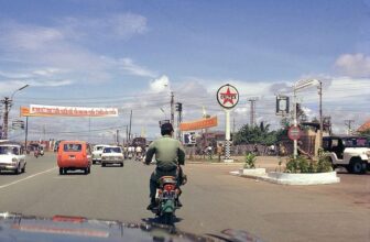 [🆕🇻🇳] Góc Xưa Nét Cũ ♥️️ Top1Life 📚  Saigon 1973 – Ảnh này là Xe máy đang lưu thông trên đường Cách Mạng 1/11 hướng ra sân bay Tân Sơn Nhứt, đoạn công viên Hoàng Văn , shares-14✔️ , likes-481❤️️ , date-2024-10-28 02:28:14🇻🇳🇻🇳🇻🇳📰🆕