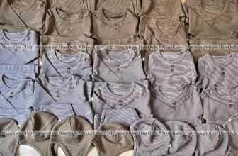 [🆕🇻🇳] NanaKids – Thời trang trẻ em Hàn Quốc 🧑‍🧒❤️️👶⭐️ #Peekaboo  BST BOEING
Hàng có sẵn!!!
Mẫu kẻ Basic cho bé trai, điểm nhấn là chiếc mũ phi công cực yêu  Mũ có cúc bấm tiện lắm luônSuit + quần: 6m(6-8 , shares-0✔️ , likes-1❤️️ , date-2024-10-31 20:00:08🇻🇳🇻🇳🇻🇳📰🆕