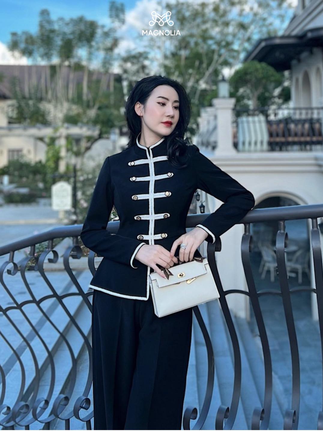 [🆕🇻🇳] The MAGNOLIA 👕 Top1Fashion 👗  “RITA TOP” mang đậm chất đặc trưng của một must have item, bởi hoạ tiết bo viền chi tiết, tỉ mỉ sẽ giúp quý cô trở nên thanh lịch và nổi bật.
Màu Đen luôn , shares-5✔️ , likes-10❤️️ , date-2024-11-02 18:21:52🇻🇳🇻🇳🇻🇳📰🆕