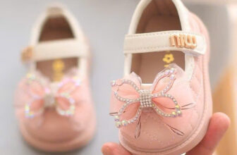 [🆕🇻🇳] Cá Mập Em Bé – Thời Trang Trẻ Em Đà Nẵng 🧑‍🧒❤️️👶⭐️ “Đôi giày búp bê xinh xắn với điểm nhấn chiếc nơ nhỏ, cho bé thêm phần duyên dáng ở mỗi bước đi!  Đáng yêu và dễ phối đồ trong mọi dịp.”
Size 16-26
0931. , shares-0✔️ , likes-27❤️️ , date-2024-11-02 19:00:12🇻🇳🇻🇳🇻🇳📰🆕