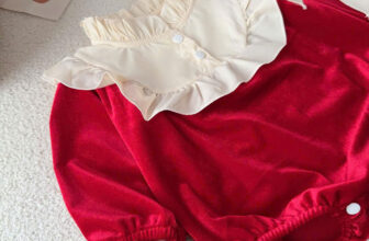 [???] Cherry Shop thời trang bé gái – Bán đồ bộ trẻ em bé trai  ?‍?❤️️?⭐️  Mê chứ ê kéo dài luôn ạ
chiếc body đỏ cổ bèo tiểu thư cưng xỉu . Chất nhung mềm sờ mướt tay mặc cực thoải mái cho bé nhé , kèm mũ nơ xinh xắn , sét này , shares-0✔️ , likes-1❤️️ , date-2024-11-04 20:20:13????????