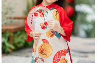 [???]  HTB STORE Chuyên Thời Trang Trẻ Em  ?‍?❤️️?⭐️  Tết đến bên đầu ngõ – Tết đến bên hiên nhà
#200k
chiếc áo dài truyền thống vạn bé mê đây ạ . Nhẹ nhàng đáng yêu vô cùng , chất liệu Nhung chéo thiết k , shares-0✔️ , likes-0❤️️ , date-2024-11-11 19:48:02????????