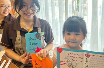 [🆕🇻🇳]  Kawaii Family & Kids Farm Cafe Thủ Đức – Nhà Hàng Cafe Gia Đình & Khu Vui Chơi Cho Bé 🧑‍🧒❤️️👶⭐️  Nhìn các em chăm chú làm thiệp tặng thầy cô có yêu không nào các mẹ ơi
Việc cho con tham gia các workshop vừa giúp bé rèn luyện sự khéo léo, tập trung và , shares-1✔️ , likes-22❤️️ , date-2024-11-18 18:52:31🇻🇳🇻🇳🇻🇳📰🆕