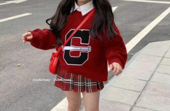 [🆕🇻🇳]  Tiệm cô Kul by Dinh Thuong luôn mang tới những sản phẩm chất lượng, đẹp mắt, theo trend 🧑‍🧒❤️️👶⭐️ 10 điểm ko có nhưng nha! Áo nỉ 2 da dày dặn, hoạ tiết chữ C đắp nổi xịn sò, cổ sơ mi tháo rời được. Em còn vài bộ là hết nhé! phom nhỏ ạ
Size: 2-3y 3-4y 4 , shares-0✔️ , likes-1❤️️ , date-2024-11-19 04:29:37🇻🇳🇻🇳🇻🇳📰🆕