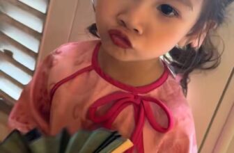 [🆕🇻🇳]  Hogi Kids thời trang trẻ em từ 0-6 tuổi 🧑‍🧒❤️️👶⭐️  ÁO DÀI LỤA BÍCH HOẠ CHO BÉ YÊUMón quà đặc biệt dành cho bé yêu
• Chất liệu lụa cao cấp: Mềm mại, thoáng mát, an toàn cho làn da nhạy cảm của bé.
• H , shares-0✔️ , likes-1❤️️ , date-2024-11-20 15:46:44🇻🇳🇻🇳🇻🇳📰🆕