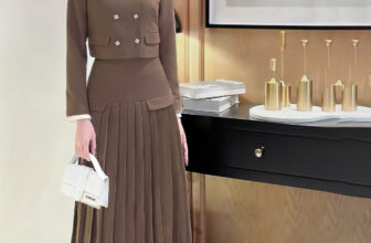 [🆕🇻🇳] GLAM Studio 👕 Top1Fashion 👗  𝐍𝐄𝐖 𝐀𝐑𝐑𝐈𝐕𝐀𝐋 | 𝐉𝐎𝐋𝐈𝐄 𝐒𝐞𝐭
𝟓𝟎% 𝐎𝐅𝐅 – 𝐎𝐧𝐥𝐲 𝟔𝟖𝟓𝐤Nâng tầm phong cách với Jolie Set – Sự kết hợp hoàn hảo giữa áo khoác cổ tròn thanh lịch và chân váy xếp ly  , shares-2✔️ , likes-11❤️️ , date-2024-11-23 18:32:27🇻🇳🇻🇳🇻🇳📰🆕