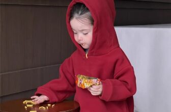 [🆕🇻🇳]  Homey baby – Đồ xinh cho bé yêu 🧑‍🧒❤️️👶⭐️ #H371290 – giá #390k/set
Set này năm nào cũng hot, năm nay hãng ra thêm màu đỏ tươi nhìn là thấy không khí giáng sinh luôn ạ
Cả set #390k
Lẻ áo #265k
Lẻ qu , shares-0✔️ , likes-1❤️️ , date-2024-11-23 01:09:50🇻🇳🇻🇳🇻🇳📰🆕