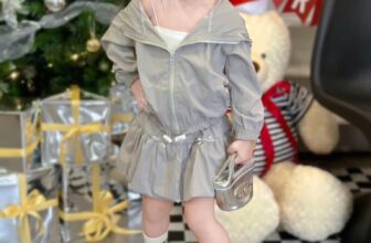 [???] Lê Ngọc Dung – Chuyên sỉ Qate  ?‍?❤️️?⭐️ Ngất xỉuuu zới set này thôi đi ạ mê quá trời mê ce ơi . Cute phomai que đảm pảo ít đụng hàng
Mã #E5 đủ sz 8-26kg
Em mời cả nhà lên đơn ạ
, shares-0✔️ , likes-0❤️️ , date-2024-12-04 15:01:59????????