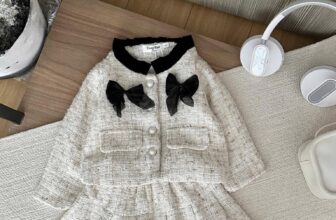 [???] Lê Ngọc Dung – Chuyên sỉ Qate  ?‍?❤️️?⭐️  Xinh quá mà chỉ có #Hơn_một trăm_ka Mẹ ạ!.
Sét dạ hàng 2 lớp khuy ngọc nơ đính kết hợp chân váy xoè xinh hết nấc ạ
Hàng thiết kế đẹp đến từng đường kim, m , shares-1✔️ , likes-21❤️️ , date-2024-12-10 14:53:16????????