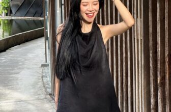 [🆕🇻🇳] OnmeLocal – 𝐒𝐨𝐦𝐞𝐭𝐡𝐢𝐧𝐠 𝐀𝐛𝐨𝐮𝐭 𝐋𝐢𝐧𝐞𝐧 𝐁𝐲 𝐎𝐍𝐌𝐄 – 𝐃𝐞𝐬𝐢𝐠𝐧 𝐈𝐧 𝐁𝐢𝐧𝐡 𝐃𝐮𝐨𝐧𝐠,𝐕𝐢𝐞𝐭𝐧𝐚𝐦 👕 Top1Fashion 👗  𝐌𝐂 𝐊𝐢𝐦 𝐓𝐮𝐲𝐞𝐧 𝐬𝐩𝐚𝐫𝐤𝐥𝐞𝐬 𝐢𝐧 𝐚 𝐒𝐭𝐨𝐧𝐞 𝐝𝐫𝐞𝐬𝐬 𝐟𝐫𝐨𝐦 𝐎𝐧𝐦𝐞Thật biết cách toả sáng ngay cả khi chiếc váy ấy là màu đen. Chỉ từ phom váy chữ A kinh điển, nhưng dưới , shares-0✔️ , likes-24❤️️ , date-2024-11-28 23:53:51🇻🇳🇻🇳🇻🇳📰🆕