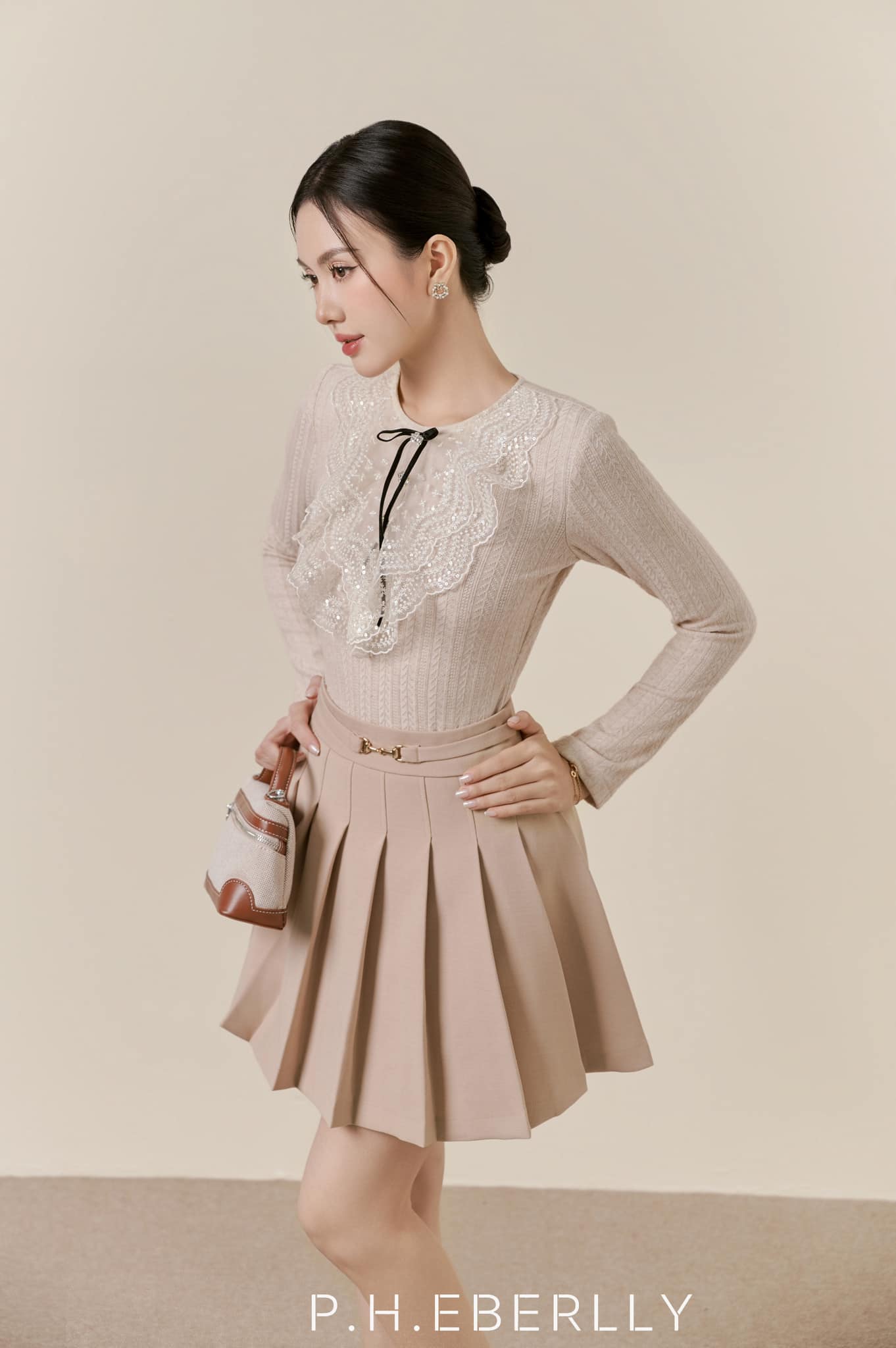 [🆕🇻🇳] Trang Kyo-Ở đây chuyên bán quần áo đẹp 👕 Top1Fashion 👗  𝑩𝒂𝒔𝒊𝒄
Tối giản nhưng không tầm thường khi biết level up bản thân mình qua những chi tiết nhỏ𝑺𝒊𝒛𝒆 : Freesize
SBB8731
, shares-0✔️ , likes-5❤️️ , date-2024-12-07 17:00:11🇻🇳🇻🇳🇻🇳📰🆕