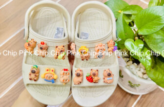 [🆕🇻🇳]  Chip Chip Pink-Chuyên sỉ và lẻ các loại “cờ rốc” và Jibbitz/ Sticker! 🧑‍🧒❤️️👶⭐️ 𝘚𝑎𝘯𝑑𝘢𝑙 𝑘𝘪𝑑 𝑔𝘢̆́𝑛 𝑗𝘪𝑏𝘣𝑖𝘵𝑧 𝑐𝘶𝑡𝘦 𝘰̛𝑖 𝑙𝘢̀ 𝘤𝑢𝘵𝑒Sandal kid nhà Chip 𝙗𝙖𝙤 𝙭𝙞𝙣𝙝 – 𝙗𝙖𝙤 𝙗𝙚̂̀𝙣 – 𝙗𝙖𝙤 𝙚̂𝙢 𝙫𝙖̀ 𝙣𝙝𝙚̣ và đ𝒂̣̆𝒄 𝒃𝒊𝒆̣̂𝒕 đ𝒐̛̣𝒕 𝒏𝒂̀𝒚 𝑪𝒉𝒊𝒑 𝒗𝒆̂̀ 𝒕𝒐̛́𝒊 𝒔𝒊𝒛𝒆 35  , shares-1✔️ , likes-31❤️️ , date-2024-12-02 18:40:36🇻🇳🇻🇳🇻🇳📰🆕