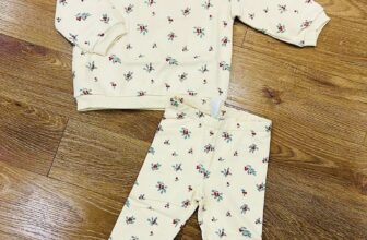 [???]  Tủ mẹ Kate – Shop quần áo trẻ em chuẩn Authentic  ?‍?❤️️?⭐️ Chờ mùa đông authentics đổ bộ để được diện set nỉ này. Xinh hết nước chấm nha300k/set
Size: 6/9m, 9/12m, 12/18m, 18/24m, 2/3y, 3/4y
—————– , shares-0✔️ , likes-0❤️️ , date-2024-12-03 05:55:19????????