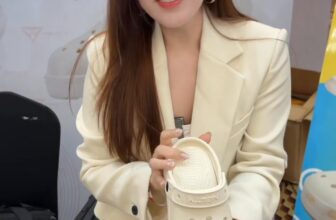 [🆕🇻🇳] Charmy ‘s House – Cửa hàng quần áo nữ  👕 Top1Fashion 👗  Chấn động #189k/đôi
(Giá trên kênh của em Trang)
Mẫu sục siêu đẹp siu HOT chính hãng
Nhẹ tênh, êm, đế 7ph
Tặng combo sticker khi mua dép sục
5 màu trắng, , shares-0✔️ , likes-3❤️️ , date-2024-12-02 22:50:18🇻🇳🇻🇳🇻🇳📰🆕