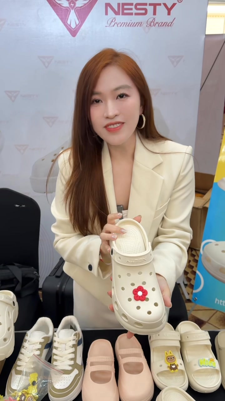 [🆕🇻🇳] Charmy ‘s House – Cửa hàng quần áo nữ  👕 Top1Fashion 👗  Chấn động #189k/đôi
(Giá trên kênh của em Trang)
Mẫu sục siêu đẹp siu HOT chính hãng
Nhẹ tênh, êm, đế 7ph
Tặng combo sticker khi mua dép sục
5 màu trắng, , shares-0✔️ , likes-3❤️️ , date-2024-12-02 22:50:18🇻🇳🇻🇳🇻🇳📰🆕