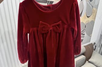 [???]  Tủ mẹ Kate – Shop quần áo trẻ em chuẩn Authentic  ?‍?❤️️?⭐️ Chiếc váy đón Giáng sinh và Tết mà năm nào shop cũng đi lùng. Thấy đỏ là thấy hân hoan rồi. Chất nhung mềm, không ngứa da. Màu này mặc lên sang mà sáng da  , shares-0✔️ , likes-0❤️️ , date-2024-12-03 05:54:35????????