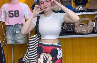 [🆕🇻🇳] Phương Linh Boutique -Chuyên cung cấp sỉ lẻ thời trang nữ thiết kế hot girl ,luôn cập nhật hàng trend 👕 Top1Fashion 👗  A632-Áo crt cổ tròn basic
A632CV-Chân váy hoạ tiết mickey
Áo thun trơn croptop cổ tròn ôm body co dãn đanh mịn. Dễ phối đồ lại hack dáng, mix match mọi pho , shares-0✔️ , likes-0❤️️ , date-2024-12-02 16:43:16🇻🇳🇻🇳🇻🇳📰🆕