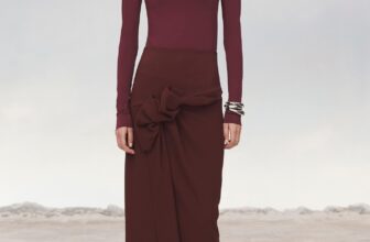 [???] V.I.C – XUẤT KHẨU – Hàng xuất khẩu có sẵn ? Top1Fashion ?  ASYMMETRIC MIDI SKIRTMột mẫu chân váy màu đỏ đô cực điệu đà nữ tính, rất phù hợp với các mẫu áo len tông đỏ, tạo nên một tổng thể rất thời thượng và bắt  , shares-0✔️ , likes-31❤️️ , date-2024-12-04 18:30:10????????