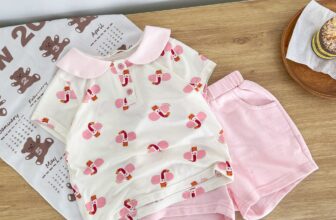 [🆕🇻🇳]  MiniumBaby – thương hiệu thời trang thiết kế chất lượng cao dành cho trẻ em 🧑‍🧒❤️️👶⭐️ MANG MÀU HẠ ĐẾN
Cổ sen thanh lịch, kết hợp họa tiết hoa nhí và màu sắc tươi sáng, tạo điểm nhấn cực đáng yêu. Chất liệu cotton mềm mịn, thoáng mát, an toàn , shares-1✔️ , likes-6❤️️ , date-2024-12-06 18:15:04🇻🇳🇻🇳🇻🇳📰🆕