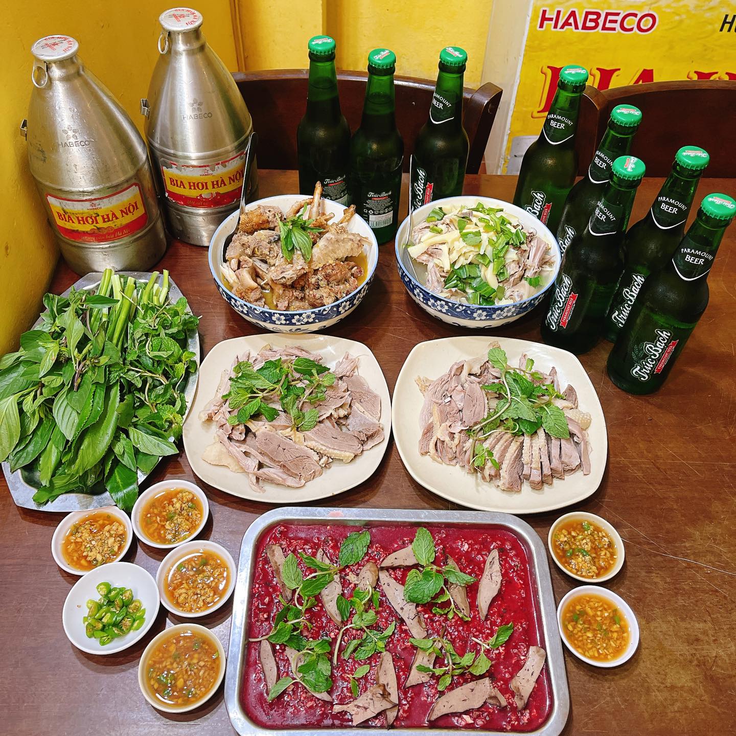 [🆕🇻🇳] Gà Mẹt – Tân Bình – Gà Mẹt đầu tiên tại Thành Phố Hồ Chí Minh 🍔 Top1Food  🍜 Ngan quê 3 món siêu đỉnh! 

Ngọt, thơm, chắc ngon.. Tiết canh vô đối khỏi bàn ạ!

Bia Trúc Bạch và Bia Hơi Hà Nội luôn lạnh buốttt

Thương mời 999 AE ghé G , shares-1✔️ , likes-8❤️️ , date-2024-12-06 22:27:40🇻🇳🇻🇳🇻🇳📰🆕