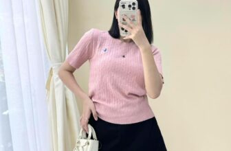 [???] ELIS Shop vnxk – 12 thiên hộ dương p1 Q. Gò vấp HCM  ? Top1Fashion ?  Len polo logo dệt vừa mình, ko bị dày quá gây nóng – thích hợp quanh năm mọi miền luôn. Mặc êm thoải mái lắm.
Bảng màu ngọt không á nha
Size : S M L———— , shares-0✔️ , likes-0❤️️ , date-2024-12-03 23:41:26????????