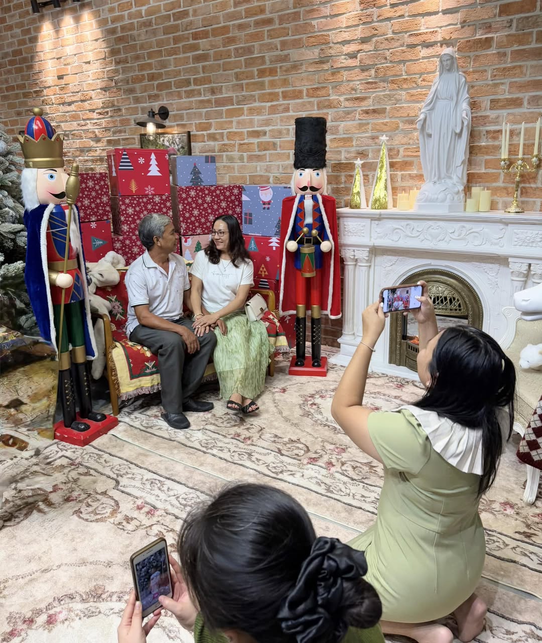 [☕️🇻🇳] DoveZi Coffee 🥤 Top1Coffee ☕️ “Ba mẹ cười tươi lên để con chụp cho nhé”
Aw ~ khoảnh khắc đáng yêu nhà DoveZi sáng nay ạ
#noel2024 #dovezi #Tayninh #homies( , shares-0✔️ , likes-45❤️️ , date-2024-12-07 18:06:35🇻🇳🇻🇳🇻🇳📰🆕