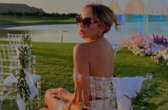 [???] V.I.C – XUẤT KHẨU – Hàng xuất khẩu có sẵn ? Top1Fashion ?  Phong cách lệch vai sang trọng không chỉ lan tỏa sức hút quyến rũ mà đó còn là những thiết kế thật hài hòa, thật gợi cảm để mang tới cho phái đẹp một sức h , shares-0✔️ , likes-43❤️️ , date-2024-12-06 18:00:12????????