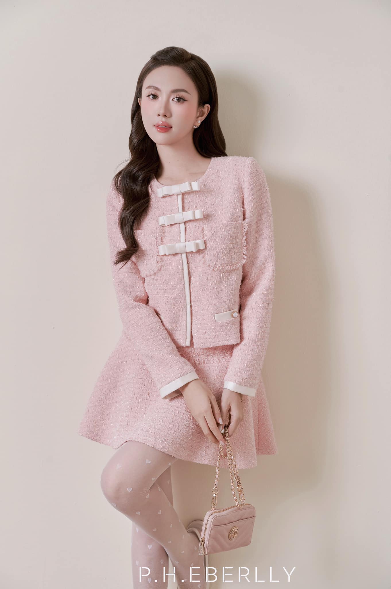 [🆕🇻🇳] H’allure – “If you’re an open book, there’s no allure.” – Alexander McQueen 👕 Top1Fashion 👗  𝐓𝐇𝐄 𝐄𝐒𝐒𝐄𝐍𝐂𝐄 𝐎𝐅 𝐂𝐇𝐈𝐂Some pieces never go out of style. This jacket is crafted to accompany you through every occasion with grace, offering a perfect balan , shares-0✔️ , likes-25❤️️ , date-2024-12-08 21:00:07🇻🇳🇻🇳🇻🇳📰🆕