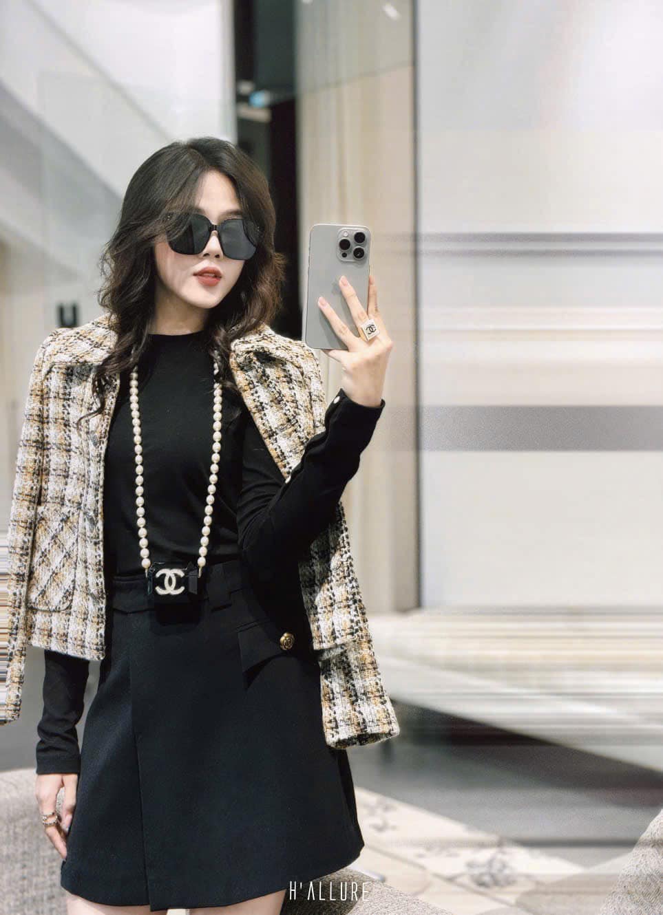 [🆕🇻🇳] H’allure – “If you’re an open book, there’s no allure.” – Alexander McQueen 👕 Top1Fashion 👗  𝐓𝐇𝐄 𝐄𝐒𝐒𝐄𝐍𝐂𝐄 𝐎𝐅 𝐂𝐇𝐈𝐂Some pieces never go out of style. This jacket is crafted to accompany you through every occasion with grace, offering a perfect balan , shares-0✔️ , likes-25❤️️ , date-2024-12-08 21:00:07🇻🇳🇻🇳🇻🇳📰🆕