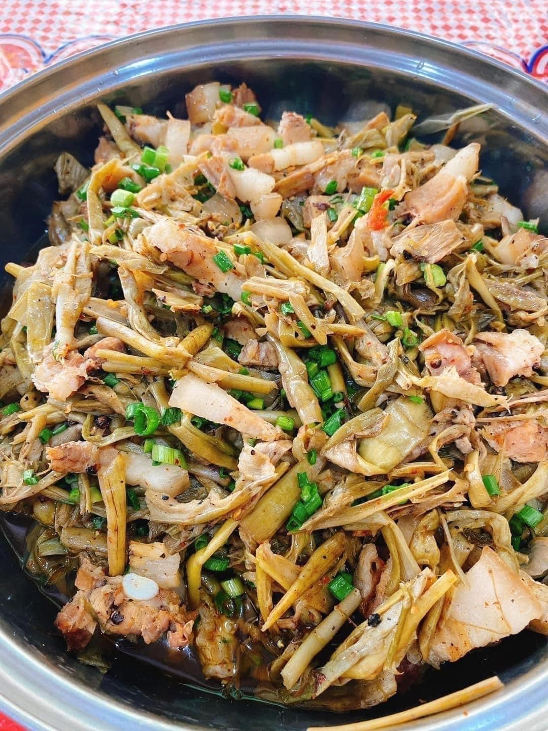 [🆕🇻🇳] CÀ MÈN – Đặc sản quê hương Quảng Trị 🍔 Top1Food 🍜 Mấy bữa ni, sáng sớm ở Sài Gòn, trời cũng se se lạnh. Chạy xe trên đường, Mèn ước chi có chén cơm nóng với dĩa dưa môn xào thịt thơm lừng để cho ấm cái bụn , shares-0✔️ , likes-11❤️️ , date-2024-12-10 16:01:14🇻🇳🇻🇳🇻🇳📰🆕