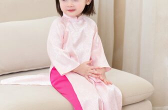 [🆕🇻🇳]  Carrot – Design for Girls – nhãn hiệu thời trang thiết kế dành cho bé gái từ tháng 01/2015 🧑‍🧒❤️️👶⭐️ Áo dài Carrot:
– Form đỉnh miễn bàn, nhìn cái dáng cổ là biết chuẩn đẹp cỡ nào rồi ạ.
– Chất liệu: Lụa / Linen đều là những chất liệu dễ chịu an toàn, bé  , shares-0✔️ , likes-5❤️️ , date-2024-12-11 14:36:01🇻🇳🇻🇳🇻🇳📰🆕