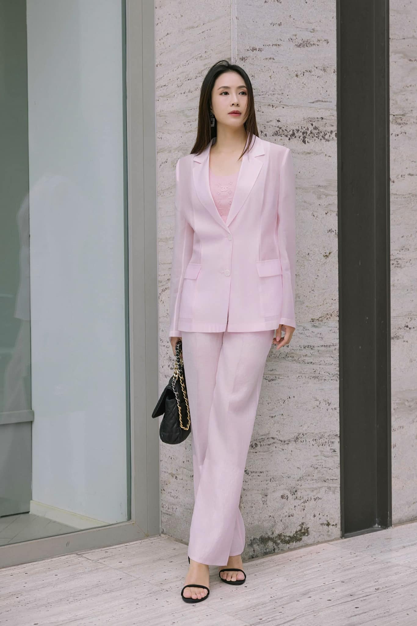 [???] Reina – Thiết kế & Thời trang  ? Top1Fashion ?  Diễn viên Hồng Diễm in REINASet 𝐏𝐞𝐫𝐫𝐲 𝐒𝐢𝐧𝐠𝐥𝐞-𝐁𝐫𝐞𝐚𝐬𝐭𝐞𝐝 𝐒𝐞𝐦𝐢-𝐒𝐡𝐞𝐞𝐫 𝐁𝐥𝐚𝐳𝐞𝐫 &  𝐏𝐞𝐫𝐫𝐲 𝐒𝐞𝐦𝐢-𝐒𝐡𝐞𝐞𝐫 𝐏𝐚𝐧𝐭𝐬 chú trọng vào kỹ thuật may unlined suiting trên nền sil , shares-0✔️ , likes-6❤️️ , date-2024-12-08 16:17:05????????